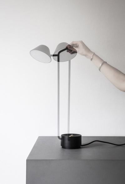 peek table lamp in black design by menu 7
